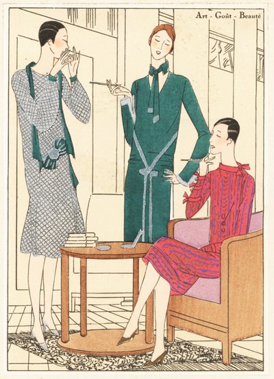 Donne che fumano in un interno chic in abito da cena, lama dorata e velluto verde, abito pomeridiano in lana verde, e abito pomeridiano in lama dorata e rossa da Unbekannter Künstler