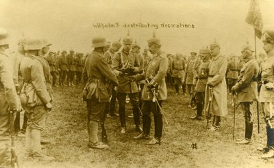 Prima guerra mondiale: Kaiser Guglielmo II distribuisce decorazioni da Unbekannter Künstler