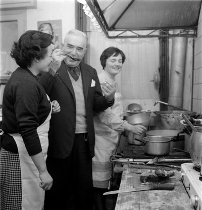 Scrittore Giovanni Comisso nella sua casa a Treviso (assaggia un piatto in cucina) - 1962 da Unbekannt