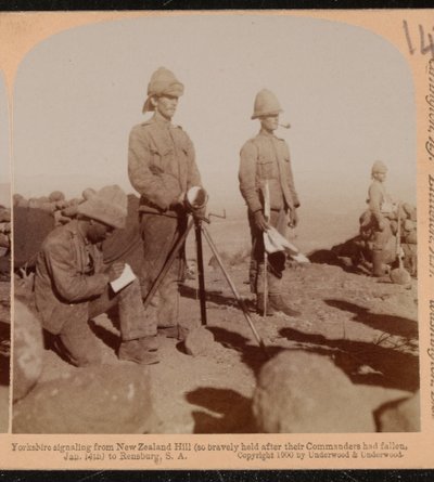 Squadra di eliografi del reggimento dello Yorkshire che segnala da New Zealand Hill, Guerra Boera da Underwood and Underwood