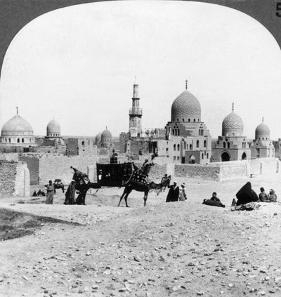 Una nave del deserto che passa davanti alle tombe dei sovrani musulmani del passato, Il Cairo, Egitto, 1905 da Underwood and Underwood