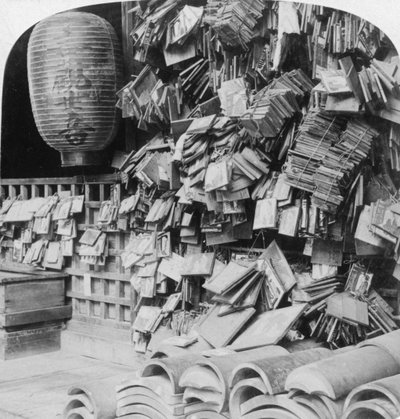 Un fascio di preghiere buddiste, Cina da Underwood and Underwood