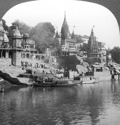 Un ghat in fiamme sul Gange a Benares Varanasi, India, 1900s da Underwood and Underwood