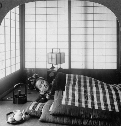 Una geisha che dorme in una casa da tè, Hikone, Giappone da Underwood and Underwood