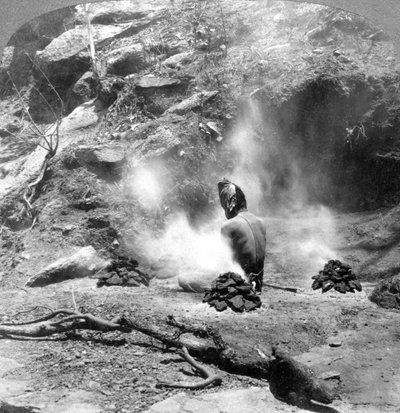 Un eremita che fa penitenza al Gem Lake, Monte Abu, India da Underwood and Underwood