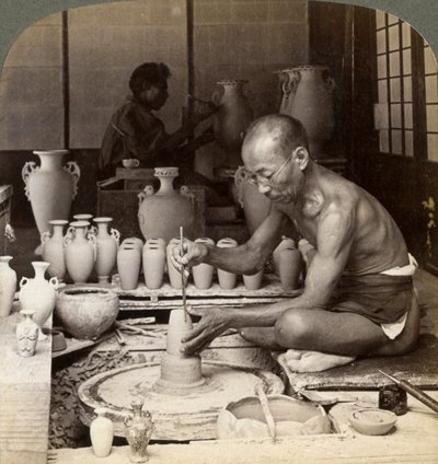 Un vasaio e la sua ruota, modellando un vaso di porcellana Awata, opere di Kinkosan, Kyoto, Giappone, 1904 da Underwood and Underwood