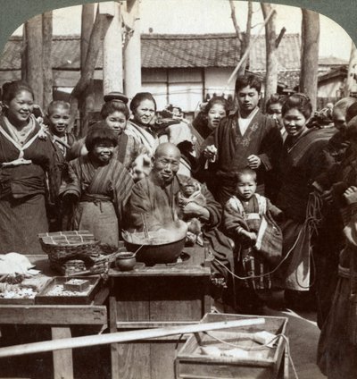 Un artista di strada con una scimmia che diverte la folla, Kobe, Giappone, 1896 da Underwood and Underwood