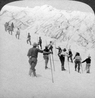 Salendo un ripido campo di neve, Ghiacciaio Stevens, Monte Rainier, Washington, USA da Underwood and Underwood