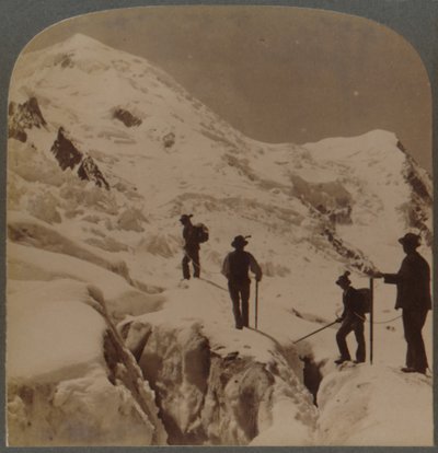 Ascesa del Monte Bianco - attraversamento del ghiacciaio dei Bossons - Grands Mulets in lontananza, Alpi, 1901 da Underwood and Underwood