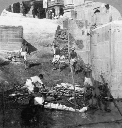 Bagno e cremazione dei morti indù, Benares Varanasi, India 1903 da Underwood and Underwood