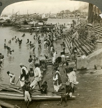 Bagno a un Ghat sul Gange, Calcutta, India da Underwood and Underwood