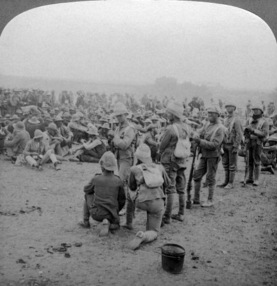 Prigionieri boeri che riposano sulla strada da Paardeberg al fiume Modder, Sudafrica, 1900-1902 da Underwood and Underwood