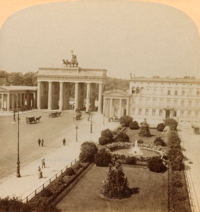 Porta di Brandeburgo, Unter den Linden, Berlino, Germania, 1894 da Underwood and Underwood