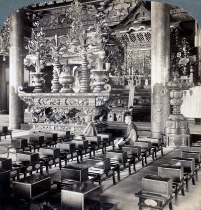 Sacerdoti buddisti nel tempio di Ikegami, Omori, Giappone, 1904 da Underwood and Underwood