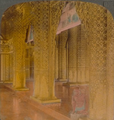Interno del tempio buddista con decorazioni costose in oro e colori, Moulmein, Birmania, 1907 da Underwood and Underwood