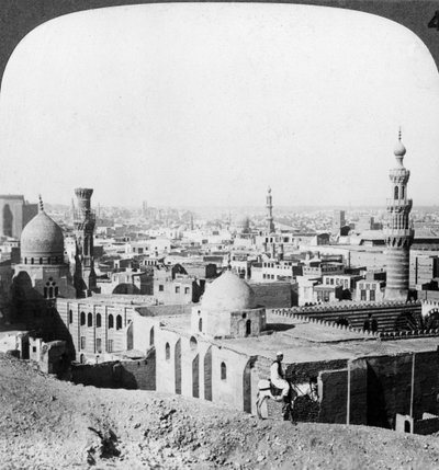 Il Cairo, vista sud-ovest, attraverso la città fino alle piramidi, Egitto da Underwood and Underwood