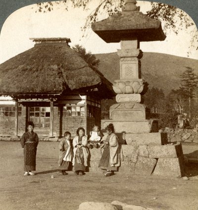 Bambini nel parco giochi di una scuola di villaggio, Giappone, 1904 da Underwood and Underwood