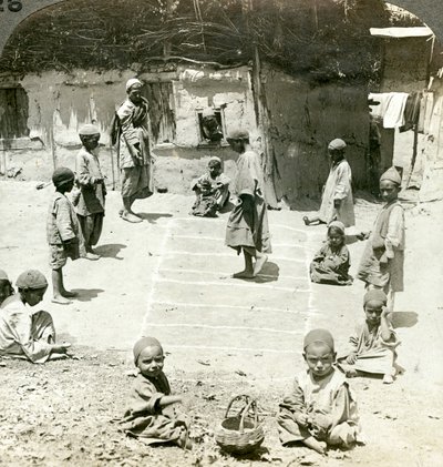 Bambini che giocano a campana, Kashmir, India da Underwood and Underwood