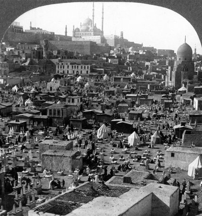 Cittadella e Moschea di Mohammed Ali oltre il cimitero di Bab-el-Wezir, Il Cairo, Egitto, 1905 da Underwood and Underwood