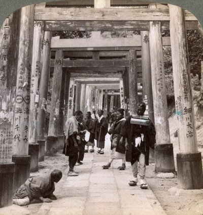Andare e venire sotto lunghe file di torii sacri, tempio shintoista di Inari, Kyoto, Giappone, 1904 da Underwood and Underwood