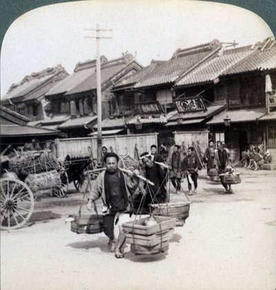 Coolies, scena di strada a Tokyo, 1896 da Underwood and Underwood