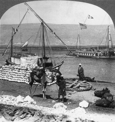 Dahabiyehs sul fiume pronti per un viaggio sul Nilo, Egitto, 1905 da Underwood and Underwood