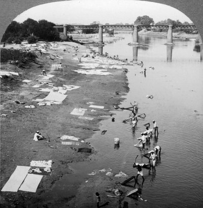 Lavandaie che lavano i panni nel fiume Goomti, vicino a Lucknow, India, 1900s da Underwood and Underwood