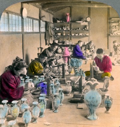 Decorazione di porcellane Awata nelle famose opere Kinkosan, Kyoto, Giappone, 1904 da Underwood and Underwood