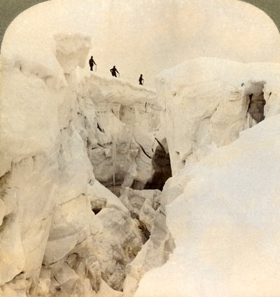 Discesa dal Monte Bianco - enormi crepacci vicino alla vetta, Alpi da Underwood and Underwood