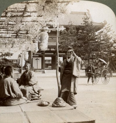Grappoli pendenti di glicine su un portico di una casa da tè, Kyoto, Giappone, 1904 da Underwood and Underwood