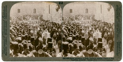 Processione pasquale del Patriarca greco, entrando nella Chiesa del Santo Sepolcro, Gerusalemme, 1903 da Underwood and Underwood