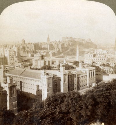 Edimburgo, da Calton Hill, S.W. al Castello, sopra il vecchio cimitero, Scozia, 1902 da Underwood and Underwood