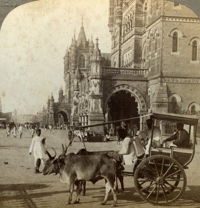 Ekka, fuori dalla stazione Victoria, Bombay, India, c1900s da Underwood and Underwood