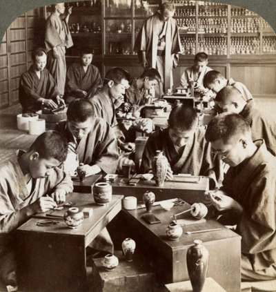 Operai esperti che creano disegni in cloisonné, Kyoto, Giappone, 1904 da Underwood and Underwood