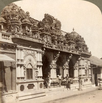 Ornamentazione finemente scolpita di un tempio indù-buddista, Colombo, Ceylon, 1902 da Underwood and Underwood