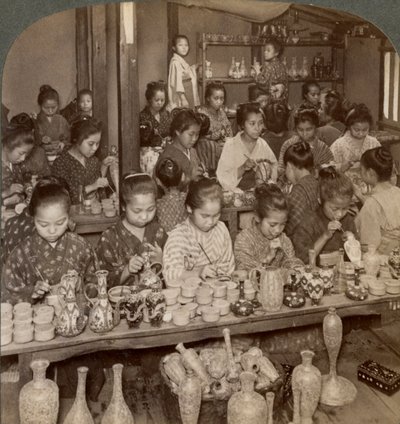 Ragazze di fabbrica che decorano ceramiche economiche per i mercati esteri, Kyoto, Giappone, 1904 da Underwood and Underwood