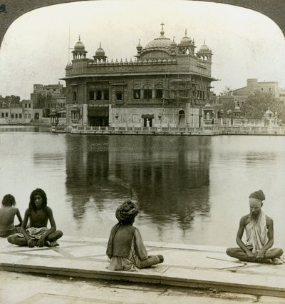 Fachiri ad Amritsar, guardando a sud attraverso il Serbatoio Sacro verso il Tempio d