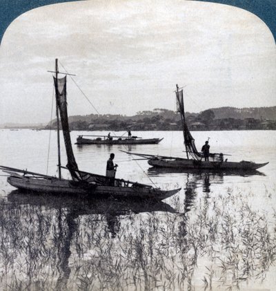 Barche da pesca che tornano a casa al tramonto, vicino a Yokohama, Giappone da Underwood and Underwood