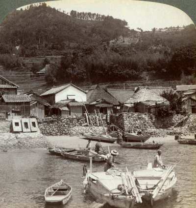 Villaggio di pescatori di Obatake sul Mare Interno, Giappone da Underwood and Underwood