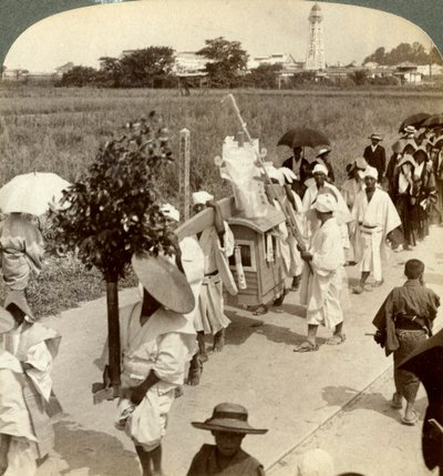 Processione funebre di un ricco buddista, sulla strada per Sakai, guardando verso Osaka, Giappone, 1904 da Underwood and Underwood