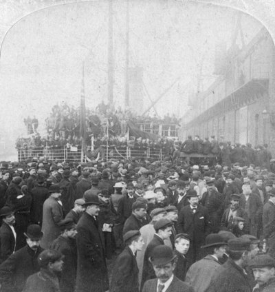 Gordon Highlanders che si imbarcano per il Sudafrica, Liverpool, Lancashire, 1899 da Underwood and Underwood
