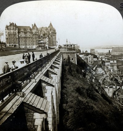 Hotel Chateau Frontenac e Terrazza Dufferin, Quebec, Canada da Underwood and Underwood