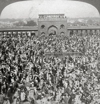 Nel cortile della moschea Jumma, Delhi, India, 1903 da Underwood and Underwood
