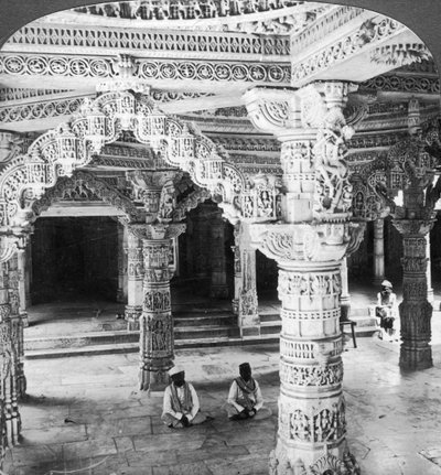 Interno del Tempio di Vimala Sah, Monte Abu, India, 1903 da Underwood and Underwood