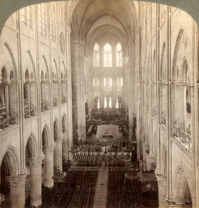 Interno della grande cattedrale di Notre Dame, Parigi, Francia, 1900 da Underwood and Underwood
