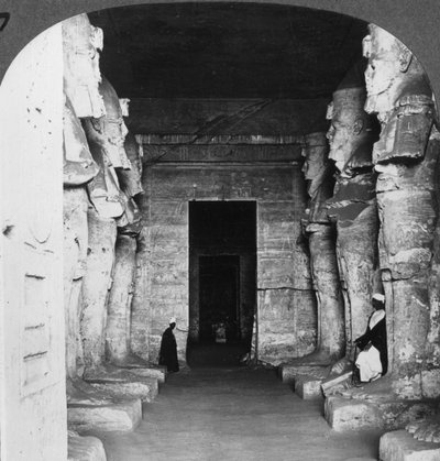 Interno del tempio scavato nella roccia di Abu Simbel, Egitto da Underwood and Underwood