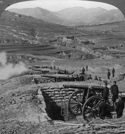 Batterie giapponesi che sparano sui forti russi, Assedio di Port Arthur, Guerra russo-giapponese da Underwood and Underwood