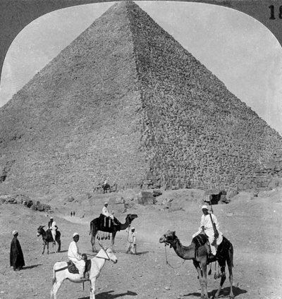 Tomba di Cheope, la Grande Piramide di Giza, Egitto da Underwood and Underwood