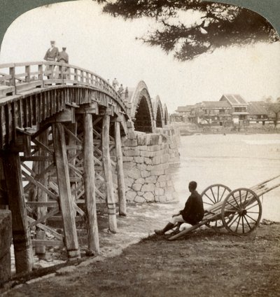 Ponte Kintai sul fiume Nishiki a Iwakuni, vista verso nord, Giappone, 1904 da Underwood and Underwood