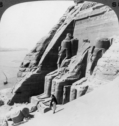 Vista sul fiume davanti al tempio di Abu Simbel, Egitto, 1905 da Underwood and Underwood